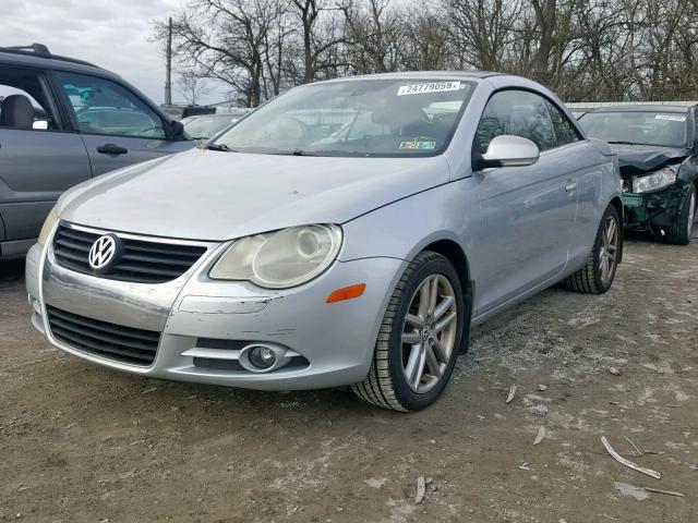 WVWFA71F78V015581 - 2008 VOLKSWAGEN EOS LUX 银色 照片 2