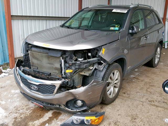 5XYKUCA19BG124979 - 2011 KIA SORENTO EX GRAY photo 2