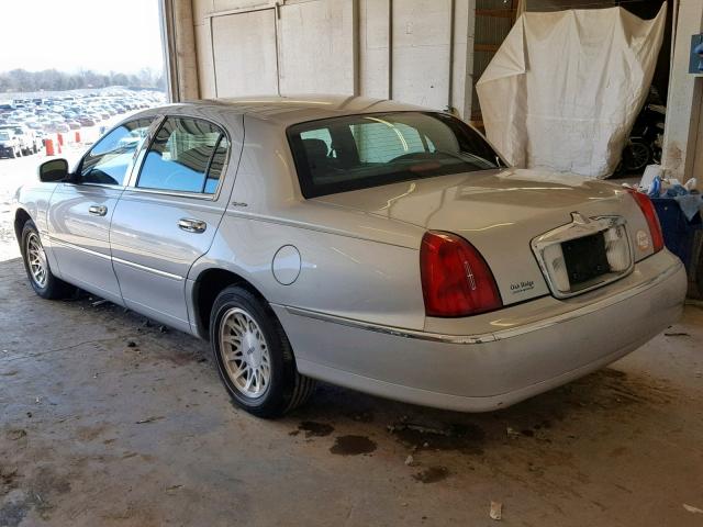 1LNFM82W7WY688969 - 1998 LINCOLN TOWN CAR S SILVER photo 3