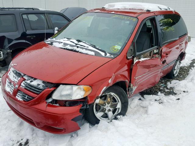 1D4GP45R35B155956 - 2005 DODGE CARAVAN SX RED photo 2