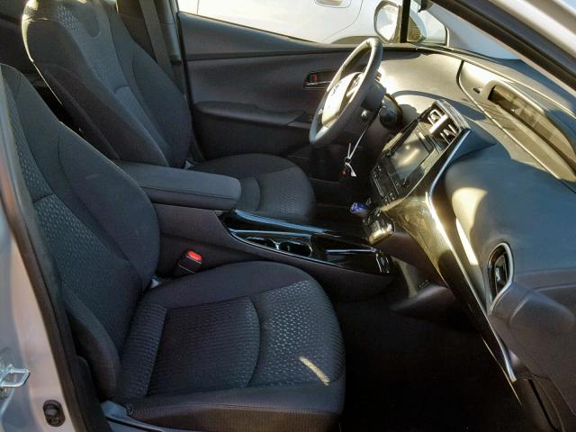 JTDKARFP0J3076803 - 2018 TOYOTA PRIUS PRIM 银色 照片 5