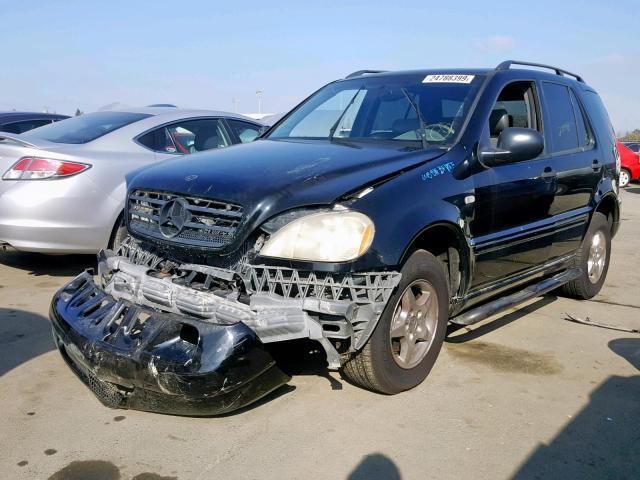 4JGAB54E8WA017922 - 1998 MERCEDES-BENZ ML 320 BLACK photo 2