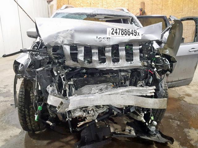 1C4PJMCB0HW582206 - 2017 JEEP CHEROKEE L SILVER photo 7