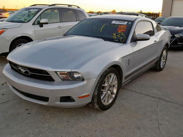 1ZVBP8AM6C5267149 - 2012 FORD MUSTANG 银色 照片 2