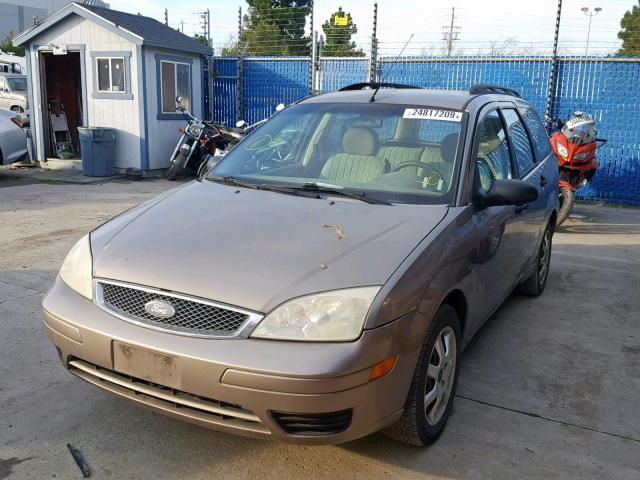 1FAFP36N55W163652 - 2005 FORD FOCUS ZXW GOLD photo 2