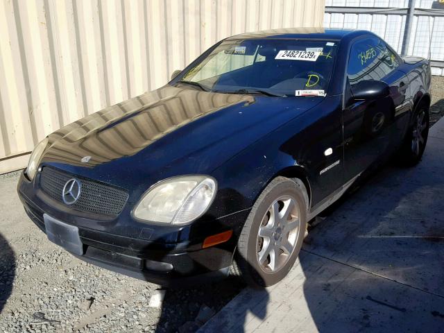 WDBKK47F2YF152017 - 2000 MERCEDES-BENZ SLK230 BLACK photo 2