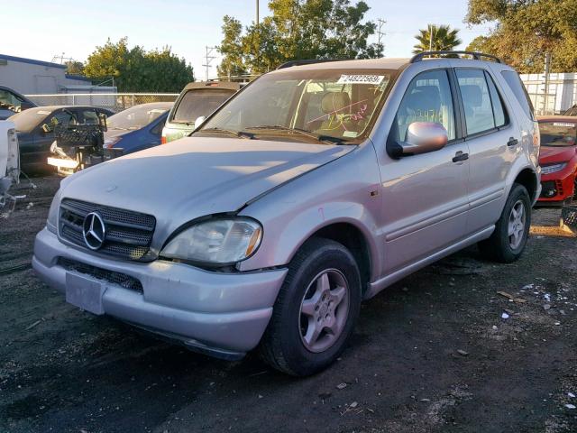 4JGAB54E4YA210166 - 2000 MERCEDES-BENZ ML 320 SILVER photo 2