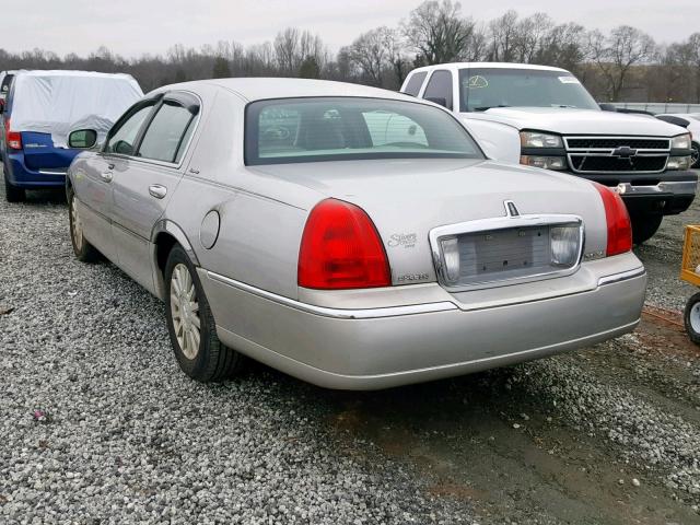 1LNHM81W43Y703028 - 2003 LINCOLN TOWN CAR E SILVER photo 3