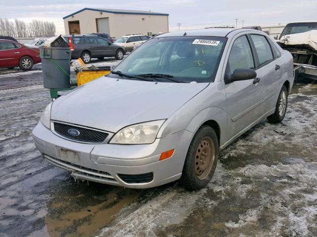 1FAFP34N95W257875 - 2005 FORD FOCUS ZX4 GRAY photo 2