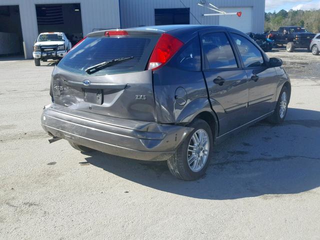 3FAFP37334R121401 - 2004 FORD FOCUS ZX5 GRAY photo 4