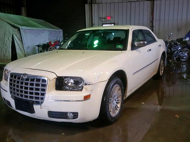 2C3CA5CV5AH201229 - 2010 CHRYSLER 300 TOURIN CREAM photo 2