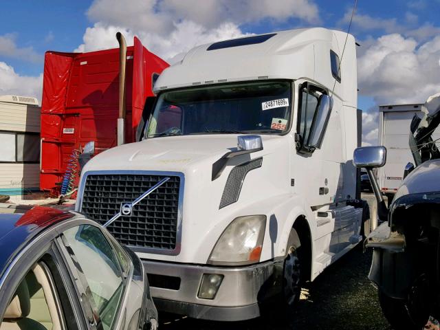 4V4NC9EH2FN183465 - 2015 VOLVO VN VNL WHITE photo 2