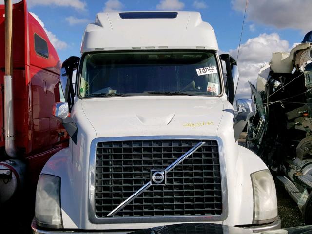 4V4NC9EH2FN183465 - 2015 VOLVO VN VNL WHITE photo 9