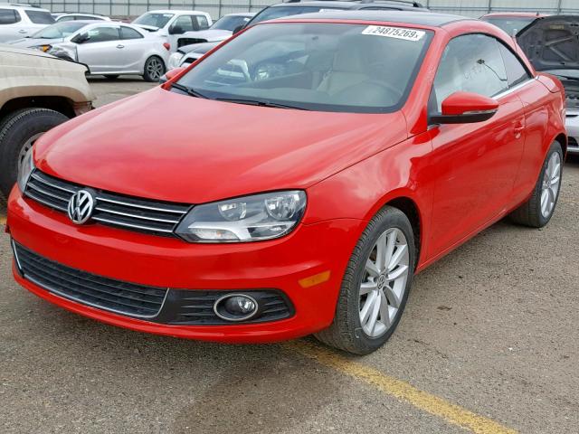 WVWBW8AH4FV000976 - 2015 VOLKSWAGEN EOS KOMFOR RED photo 2