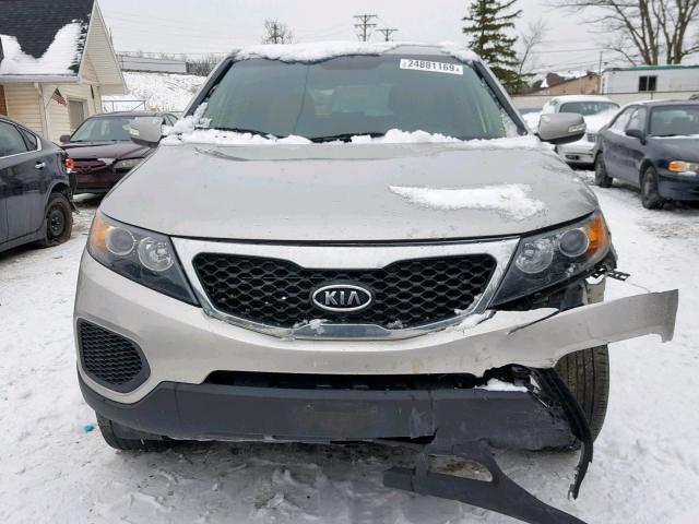 5XYKT3A1XCG285345 - 2012 KIA SORENTO BA GRAY photo 9