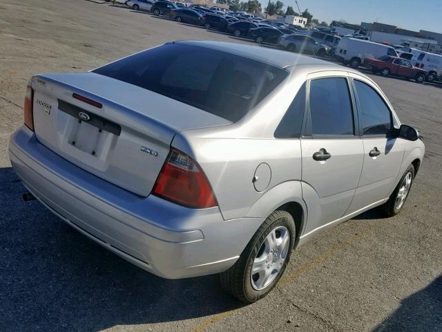 1FAFP34N15W258552 - 2005 FORD FOCUS ZX4 SILVER photo 4