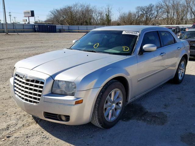 2C3KA53G57H658290 - 2007 CHRYSLER 300 TOURIN SILVER photo 2