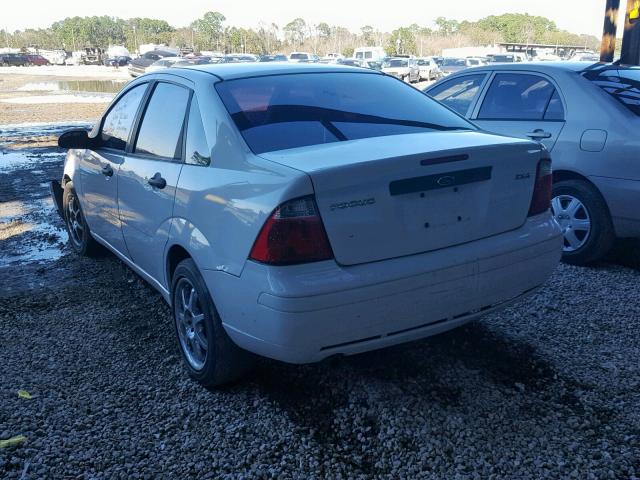 1FAFP34N15W179656 - 2005 FORD FOCUS ZX4 WHITE photo 3