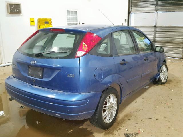 3FAFP37343R194517 - 2003 FORD FOCUS ZX5 BLUE photo 4