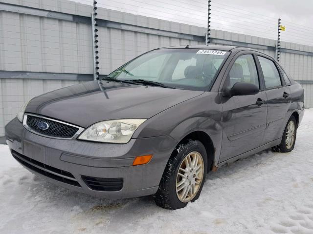 1FAFP34N75W289594 - 2005 FORD FOCUS ZX4 GRAY photo 2