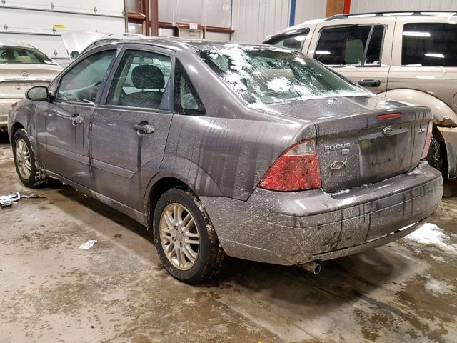 1FAFP34N75W289594 - 2005 FORD FOCUS ZX4 GRAY photo 3