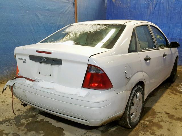 1FAHP34N27W230433 - 2007 FORD FOCUS ZX4 WHITE photo 4