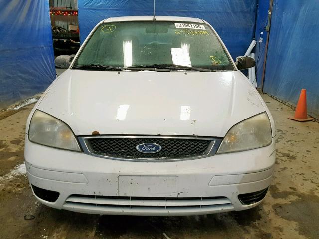 1FAHP34N27W230433 - 2007 FORD FOCUS ZX4 WHITE photo 9