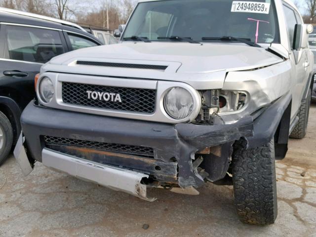 JTEBU11F470030632 - 2007 TOYOTA FJ CRUISER SILVER photo 9