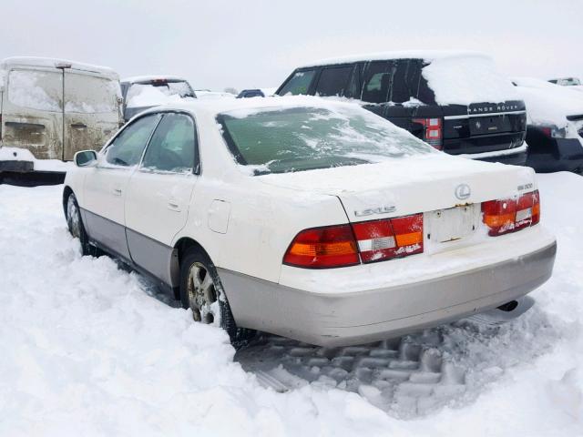 JT8BF28GXX0221036 - 1999 LEXUS ES 300 WHITE photo 3