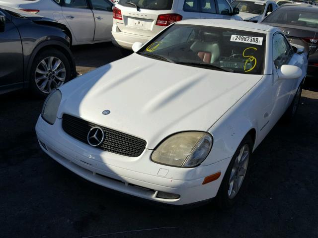 WDBKK47FXYF151231 - 2000 MERCEDES-BENZ SLK 230 KO WHITE photo 2