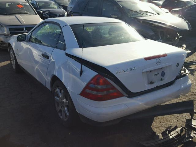 WDBKK47FXYF151231 - 2000 MERCEDES-BENZ SLK 230 KO WHITE photo 3