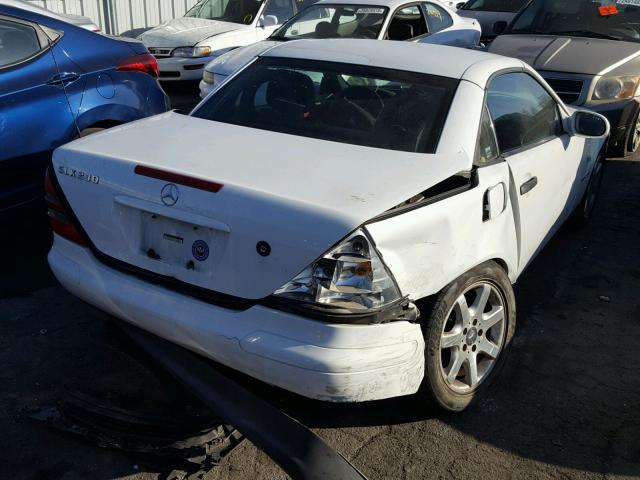 WDBKK47FXYF151231 - 2000 MERCEDES-BENZ SLK 230 KO WHITE photo 4