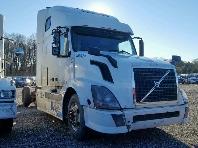 4V4NC9TG05N383799 - 2005 VOLVO VN VNL WHITE photo 1