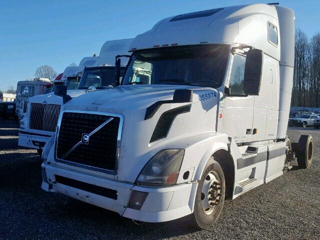 4V4NC9TG05N383799 - 2005 VOLVO VN VNL WHITE photo 2