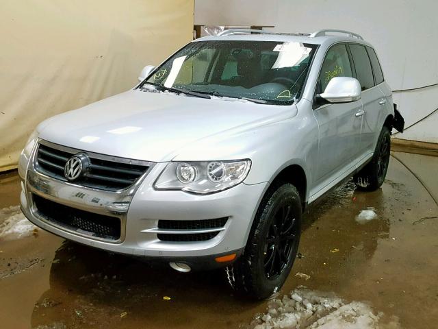 WVGFK7A95AD002732 - 2010 VOLKSWAGEN TOUAREG TD SILVER photo 2