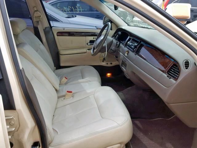 1LNFM83W0WY674099 - 1998 LINCOLN TOWN CAR C CREAM photo 5