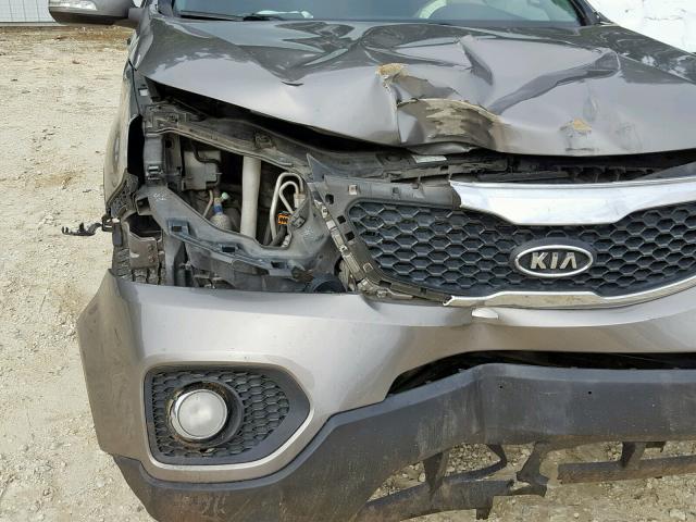 5XYKT3A12BG040778 - 2011 KIA SORENTO BA BROWN photo 9