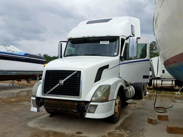 4V4NC9TH2AN287773 - 2010 VOLVO VN VNL WHITE photo 2