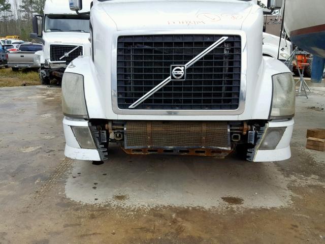 4V4NC9TH2AN287773 - 2010 VOLVO VN VNL WHITE photo 9