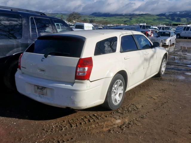 2D4FV48T95H135887 - 2005 DODGE MAGNUM SE CREAM photo 4