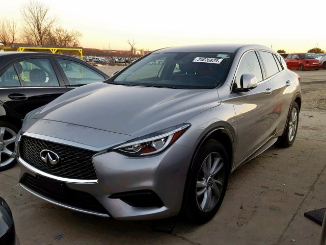 SJKCH5CP6JA058795 - 2018 INFINITI QX30 BASE GRAY photo 2