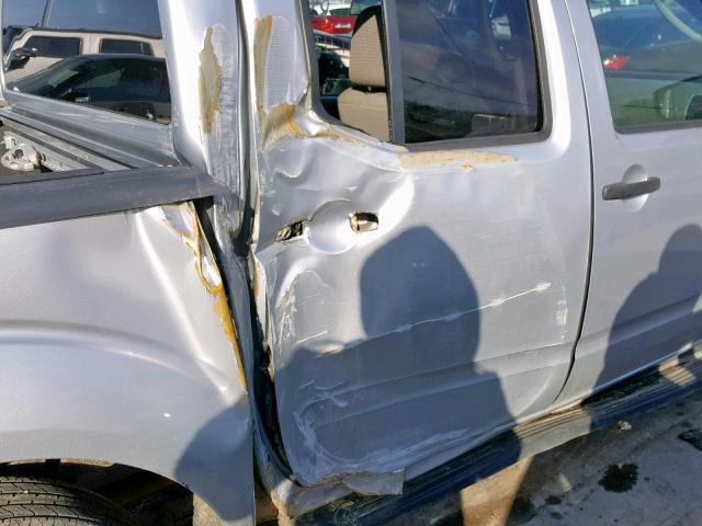 1N6AD07W57C434438 - 2007 NISSAN FRONTIER C SILVER photo 9