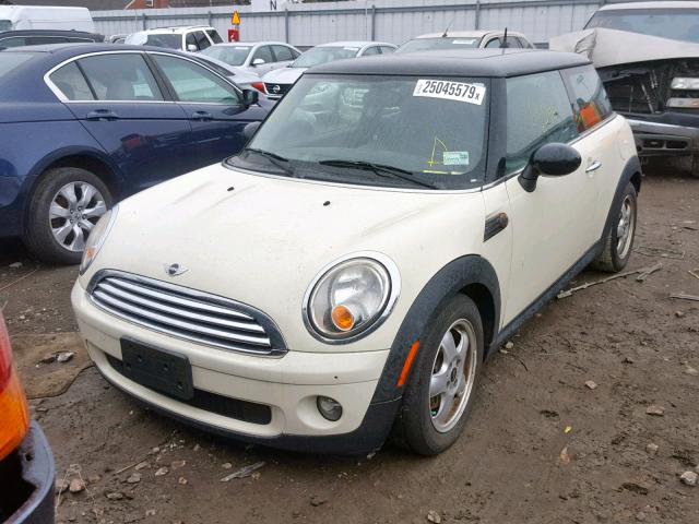 WMWMF3C59ATZ24958 - 2010 MINI COOPER WHITE photo 2