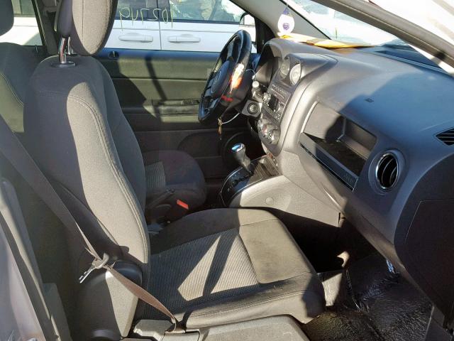 1J4NF1FB2BD240160 - 2011 JEEP COMPASS SP 银色 照片 5