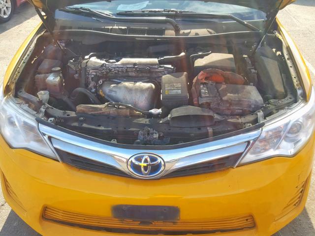 4T1BD1FK3DU070484 - 2013 TOYOTA CAMRY HYBR YELLOW photo 7