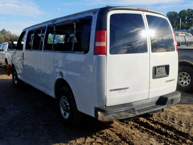 1GAHG39U151150070 - 2005 CHEVROLET EXPRESS G3 WHITE photo 3