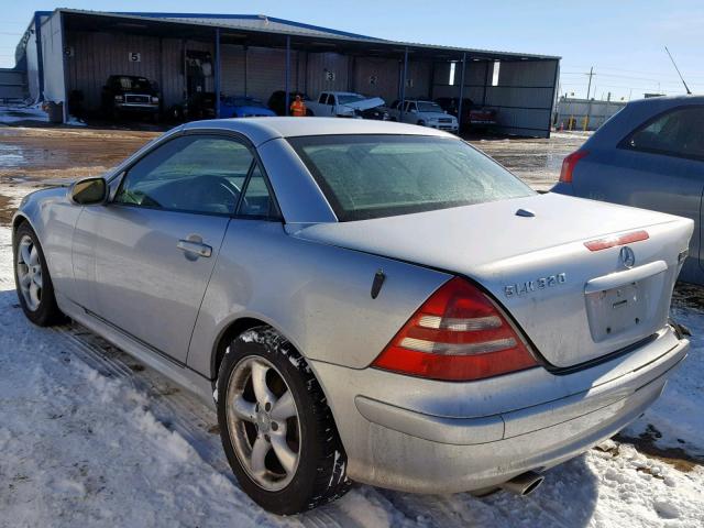 WDBKK65FX2F242702 - 2002 MERCEDES-BENZ SLK 320 SILVER photo 3