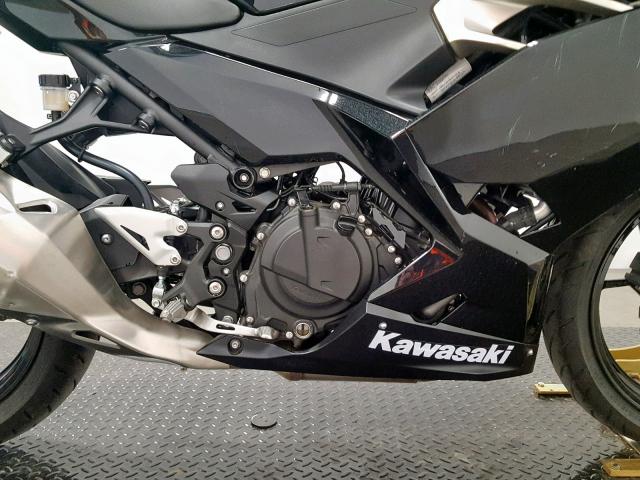 JKAEXKG10JDA14046 - 2018 KAWASAKI EX400 BLACK photo 5