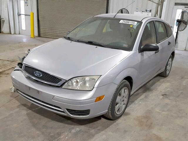 1FAHP37N17W306705 - 2007 FORD FOCUS ZX5 SILVER photo 2