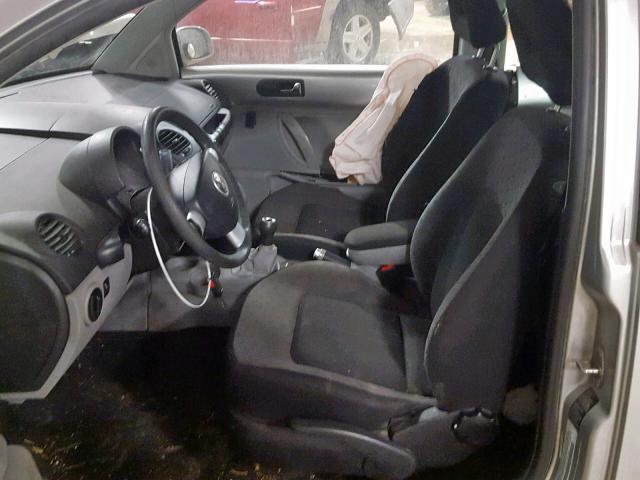 3VWCC21C41M418582 - 2001 VOLKSWAGEN NEW BEETLE SILVER photo 5